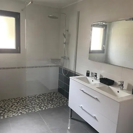 Maison Moderne Avec Piscine Chauffee Willa